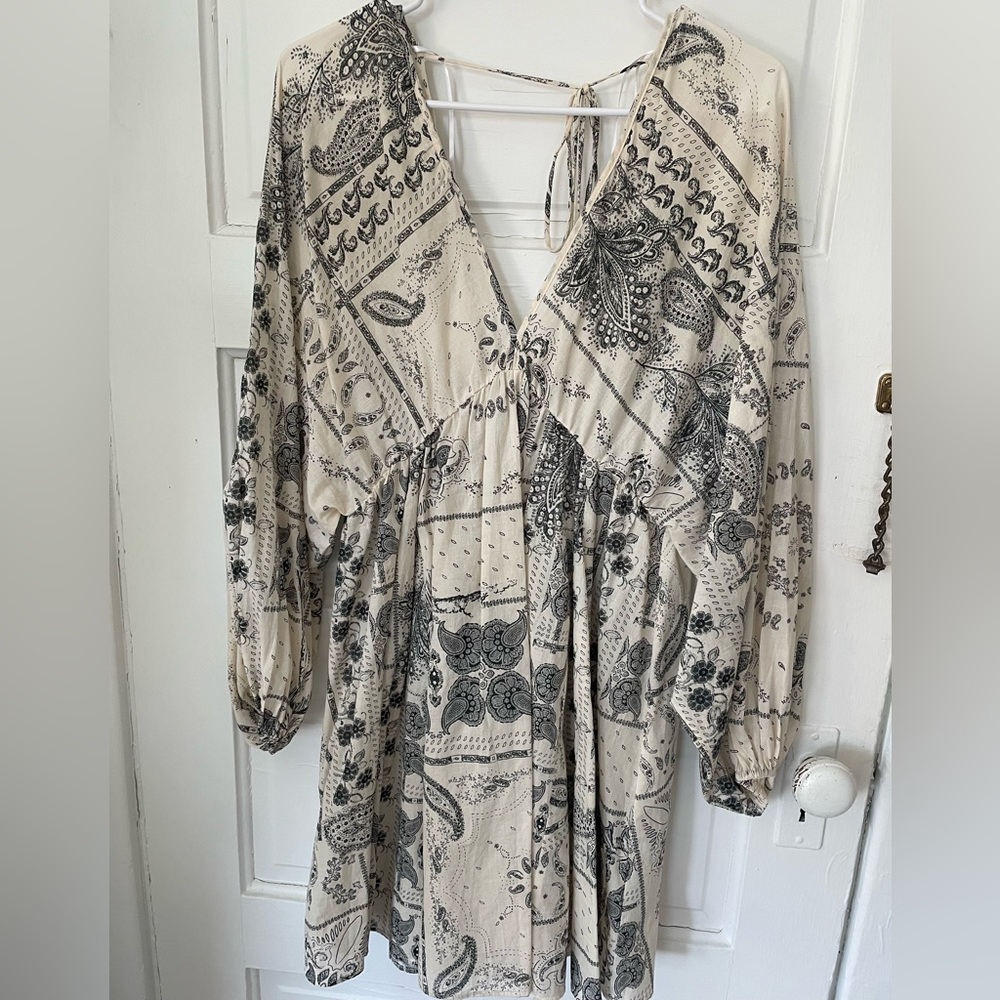 Flowy Pattern Tie back V Dress